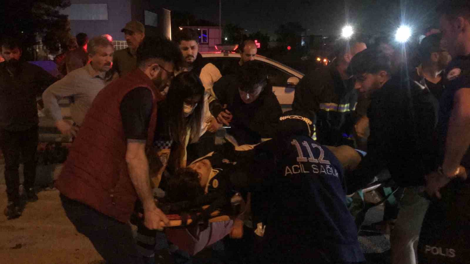 Tıra çarpan otomobilde sıkışan 4 yaralıyı itfaiye kurtardı