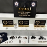 uyusturucu-ticaretcisinin-evinde-polis-yelegi-ve-kelepce-bulundu
