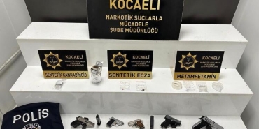 Uyuşturucu ticaretçisinin evinde polis yeleği ve kelepçe bulundu