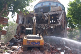 Yenisi yapıldı, hasarlı eski cami yıkıldı