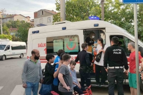 Yolun karşısına geçen çocuğa servis aracı çarpıp kaçtı