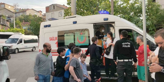 Yolun karşısına geçen çocuğa servis aracı çarpıp kaçtı