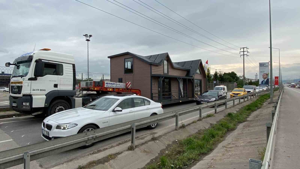  ’Yürüyen ev ’ İzmit trafiğini altüst etti