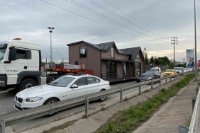 ’Yürüyen ev ’ İzmit trafiğini altüst etti