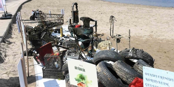 1,8 ton atık toplandı, denizden çıkanlar “pes” dedirtti