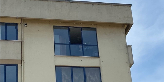 4. kattan düştü, yaralı kurtuldu