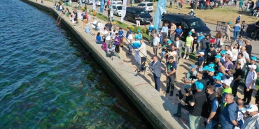 Aileler İzmit Körfezi ’nde en fazla balığı yakalayabilmek için kıyasıya yarıştı