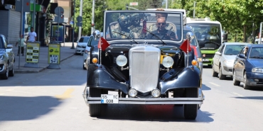 Atatürk ’ün tören arabasını görenler şaştı kaldı, vatandaşlar fotoğraf çekmek için sıraya girdi