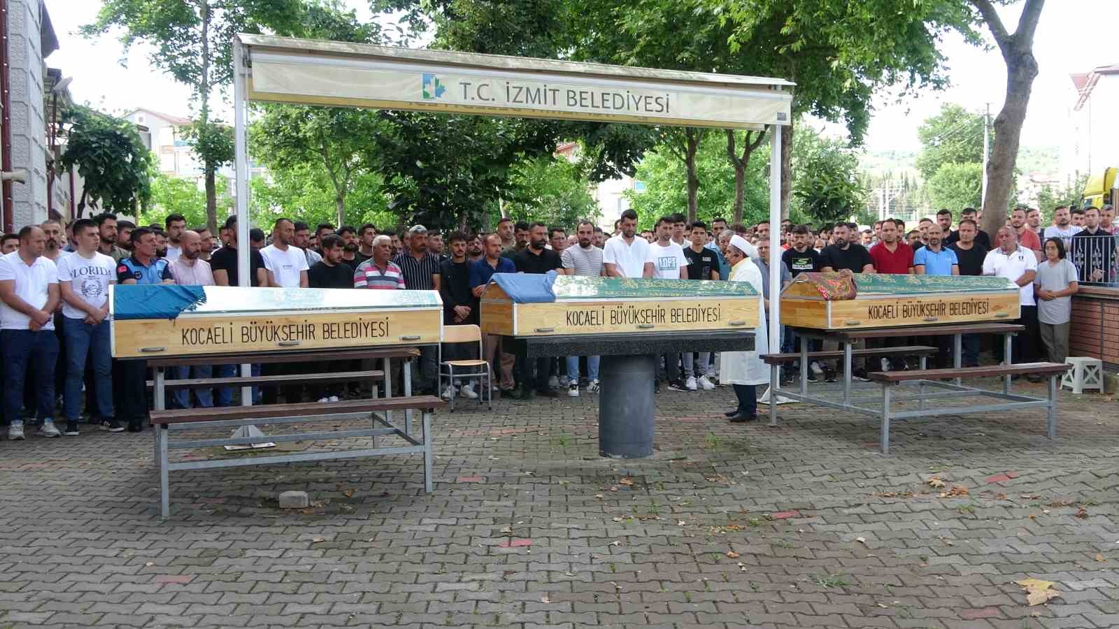 Aynı aileden 3 kişi kazada ölmüştü: Gözyaşlarıyla son yolculuklarına uğurlandılar