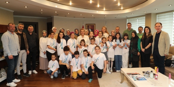 Başkan Hürriyet, İzmitlileri gururlandıran minik yüzücüleri ağırladı