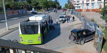 belediye-otobusu-ile-suv-arac-kazaya-karisti-soforler-birbirine-girdi