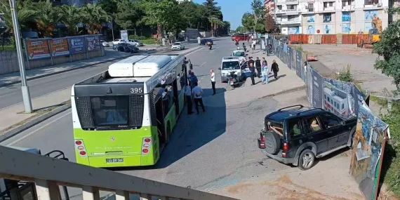 Belediye otobüsü ile SUV araç kazaya karıştı: Şoförler birbirine girdi