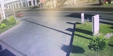 Benzin istasyonu girişinde motosiklet ve otomobil çarpıştı: Kaza anı kamerada