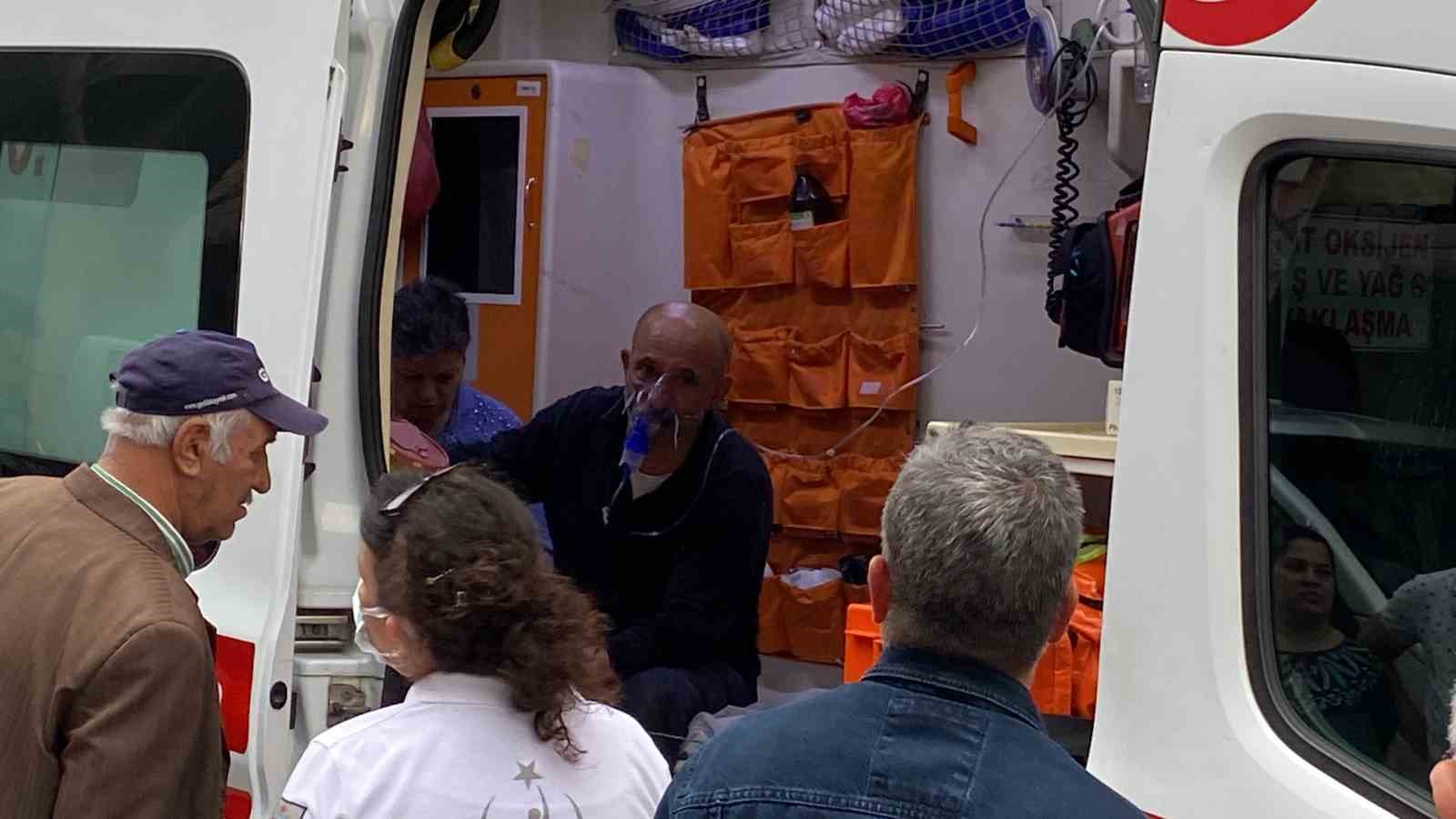 Çatıda çıkan yangın daireye sıçradı: Mahalleli sokağa döküldü