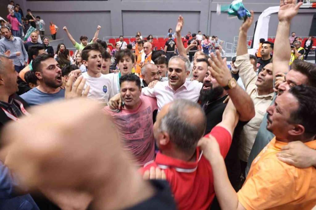 Çayırova Belediyesi 2. Lig ’de şampiyon oldu