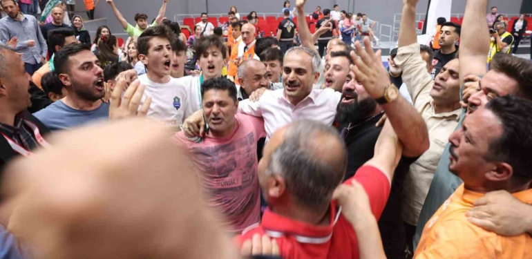 Çayırova Belediyesi 2. Lig ’de şampiyon oldu
