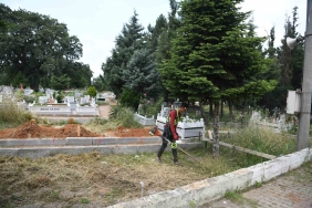Çayırova ’da mezarlıklar bayrama hazır