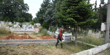 Çayırova ’da mezarlıklar bayrama hazır
