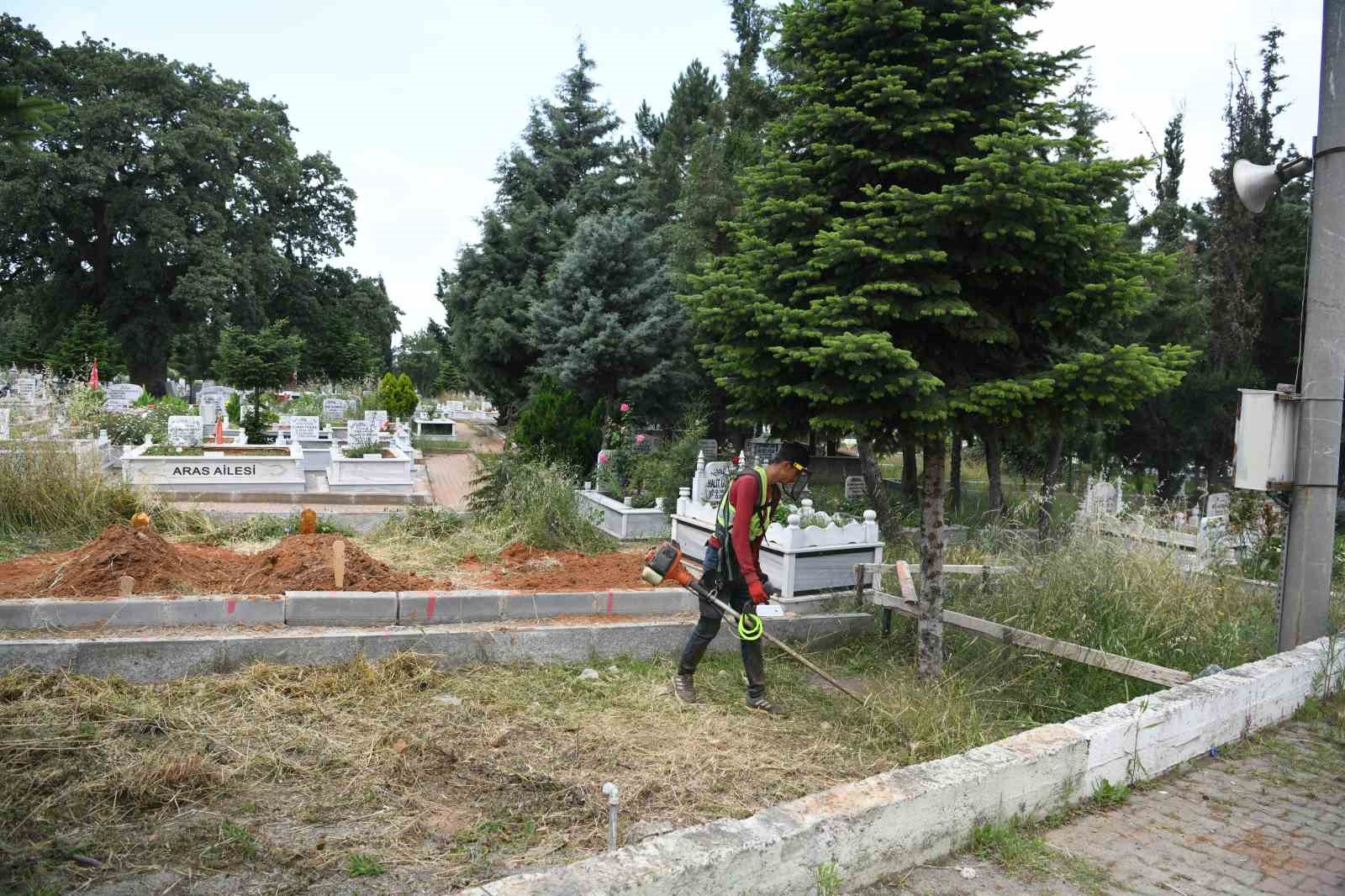 Çayırova ’da mezarlıklar bayrama hazır