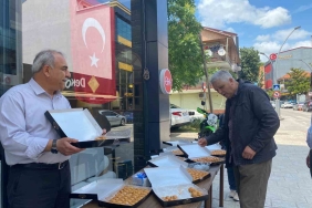 Cumhurbaşkanı Erdoğan ’ın zaferini 25 kilo baklava dağıtarak kutladı