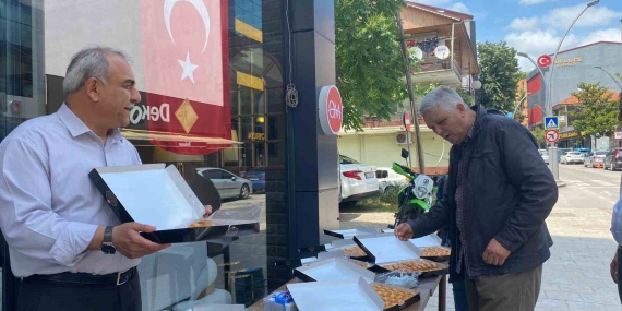 Cumhurbaşkanı Erdoğan’ın zaferini 25 kilo baklava dağıtarak kutladı