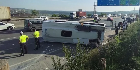 D-100’de işçileri taşıyan midibüs tıra çarptı: 13 yaralı