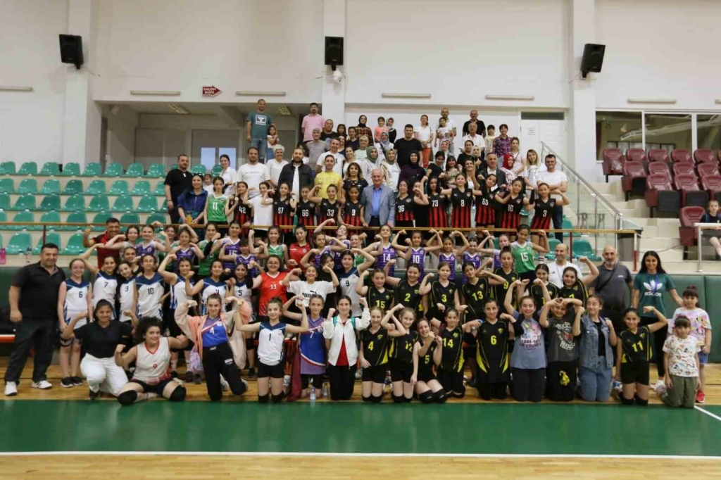 Derince ’de voleybol şenliği