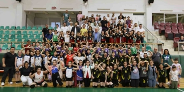 Derince ’de voleybol şenliği