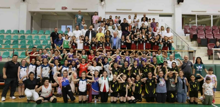 Derince’de voleybol şenliği