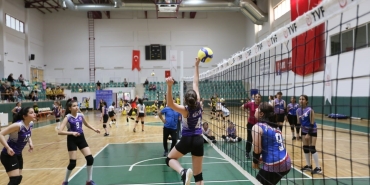 Derince ’de voleybol şenliği başladı