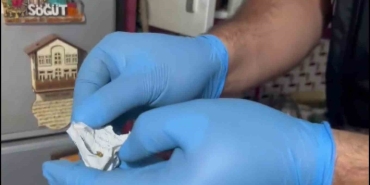 Esrar mutfak dolabından, tabancalar ise tezgahtan çıktı