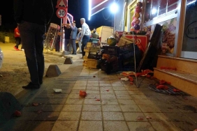 Freni boşalan park halindeki servis midibüsü markete daldı