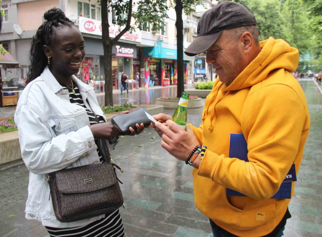 Her gören Afrikalı zannediyor, gerçeği öğrenince şaşkına dönüyor