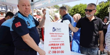 İzmit Belediyesi vatandaşlara 40 bin kurban poşeti dağıttı