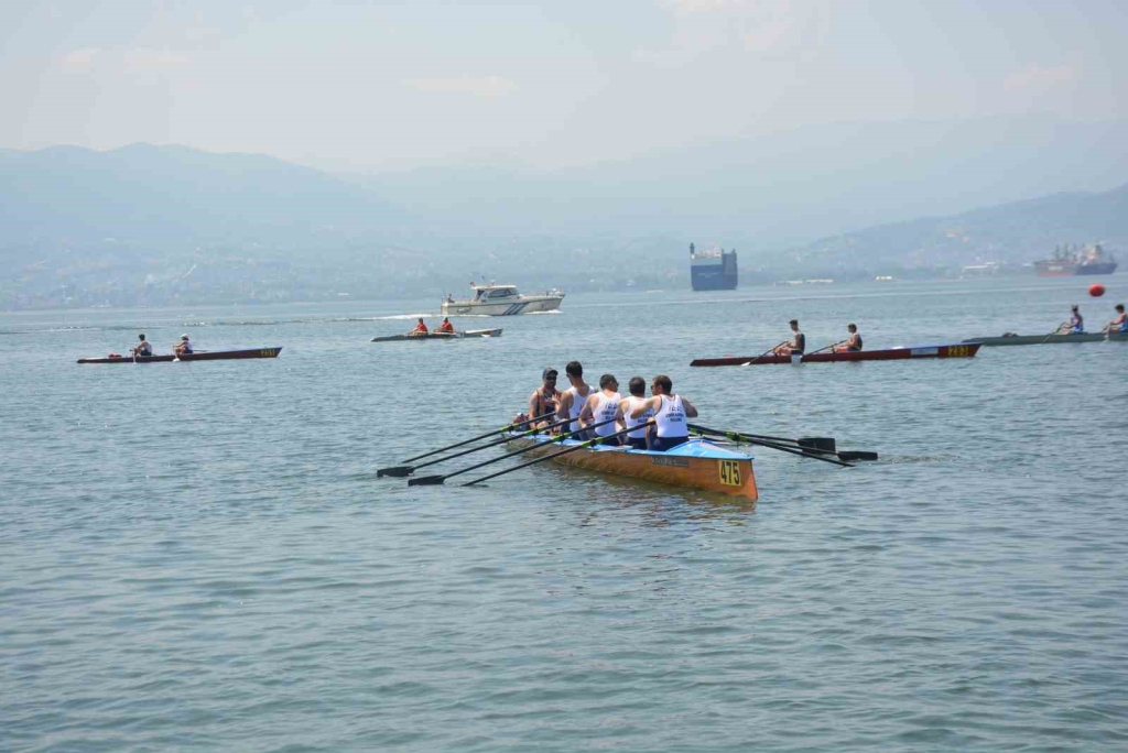 İzmit Körfezi ’nde kürekçilerin kıyasıya mücadelesi ikinci gününde tüm hızıyla sürüyor