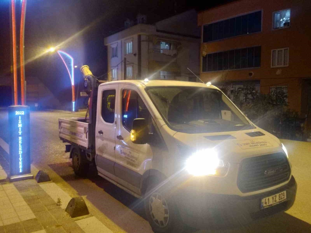 İzmit ’te sokaklar ilaçlanıyor
