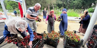 Kabir ziyareti yapan vatandaşlara 25 bin çiçek dağıtıldı