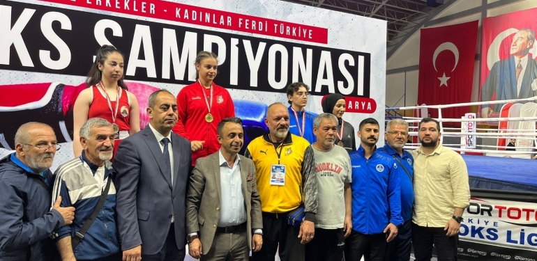 Kağıtsporlu boksörler 3 bronz ile döndü