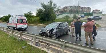 Kavşakta iki otomobil çarpıştı: 1 ’i bebek 3 yaralı