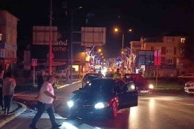 Kavşakta yaşanan kaza trafiği kilitledi