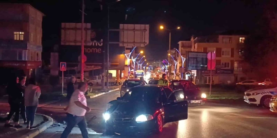 Kavşakta yaşanan kaza trafiği kilitledi