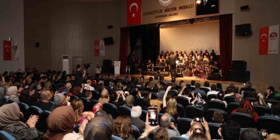 Kiraz Çiçeği Korosu ilk konserini verdi