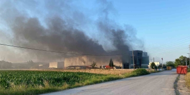 Kocaeli ’de geri dönüşüm fabrikasında yangın: 3 kişi dumandan etkilendi