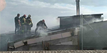 Kocaeli ’de inşaat halindeki 8 katlı binanın çatısında yangın