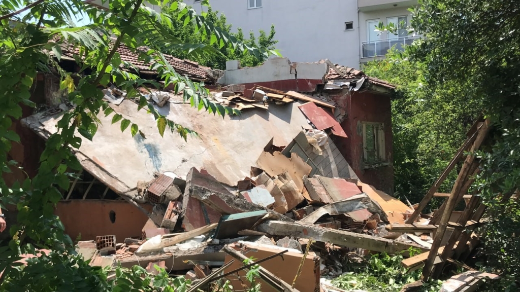 Kocaeli ’de metruk ev çöktü: 2 kişi hayatını kaybetti