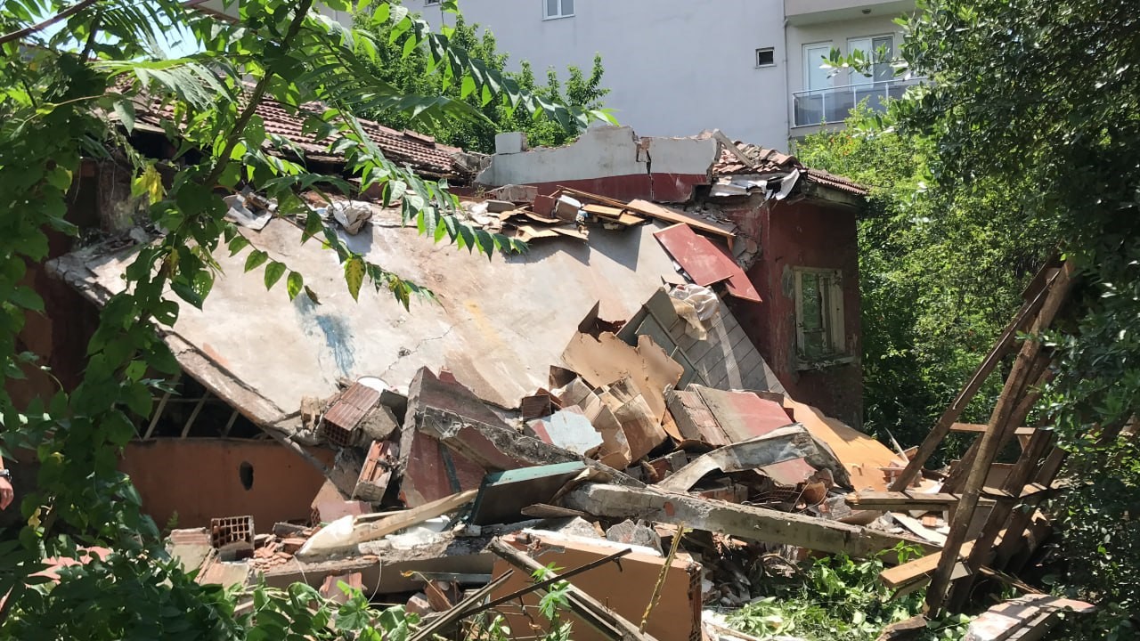 Kocaeli ’de metruk ev çöktü: 2 kişi hayatını kaybetti