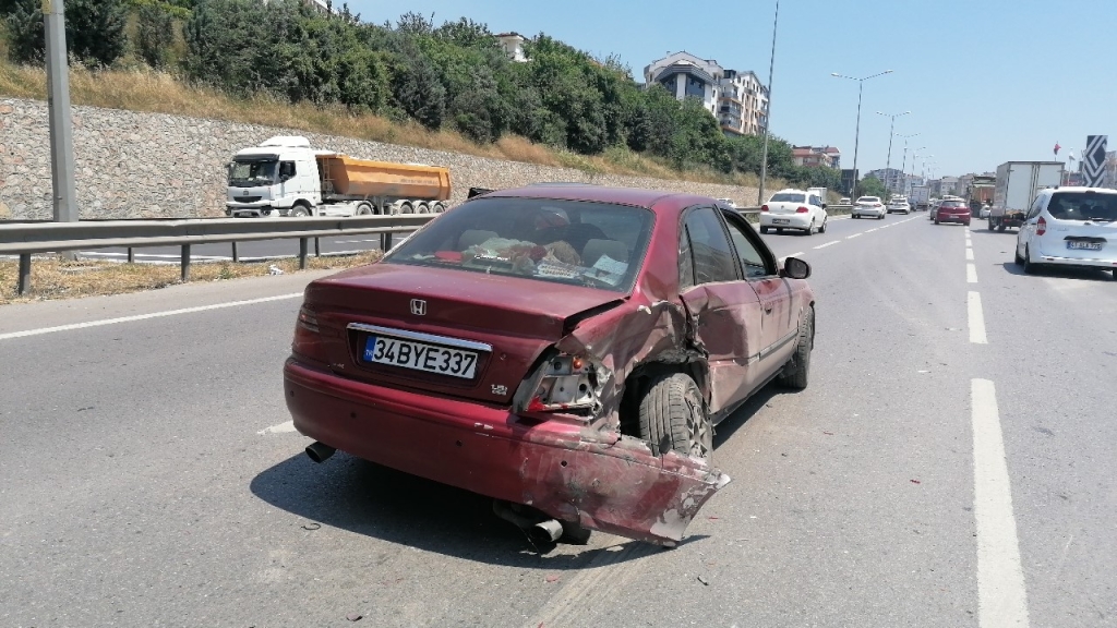 Kocaeli ’de tır otomobile çarptı