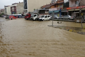 Kocaeli ’de yağmur caddeleri göle çevirdi