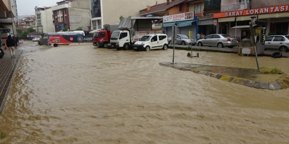 Kocaeli’de yağmur caddeleri göle çevirdi
