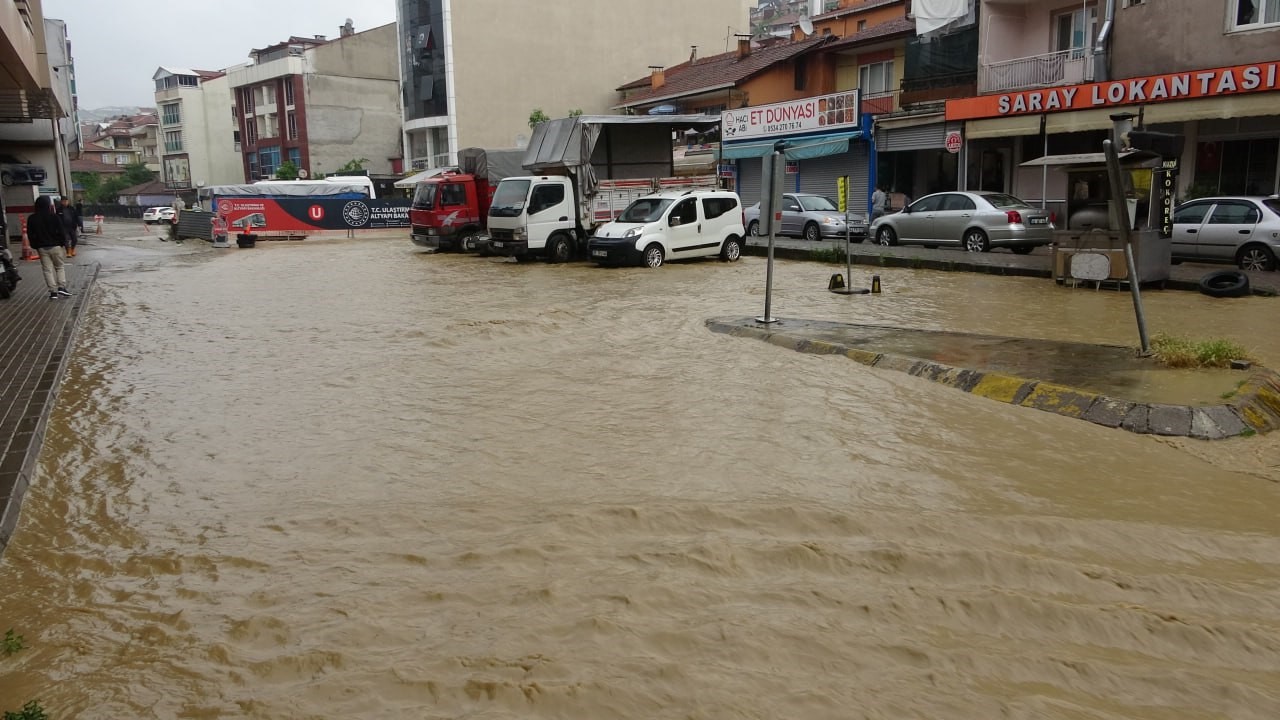 Kocaeli ’de yağmur caddeleri göle çevirdi
